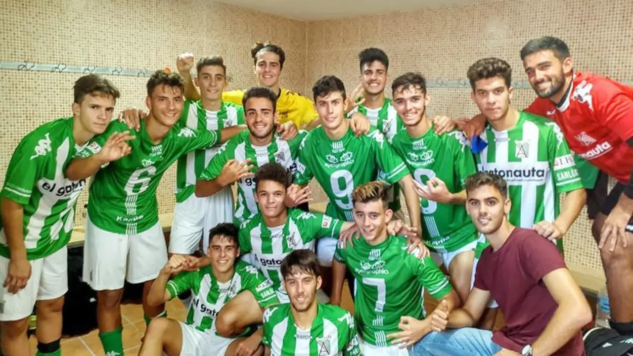 El equipo juvenil A del Atl&eacute;tico Sanluque&ntilde;o celebra el triunfo - A. I.