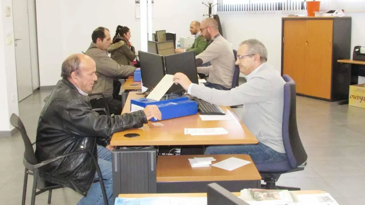 Renovaci&oacute;n del carnet en la Comisar&iacute;a de Sanl&uacute;car - Ra&uacute;l J. Bustillos