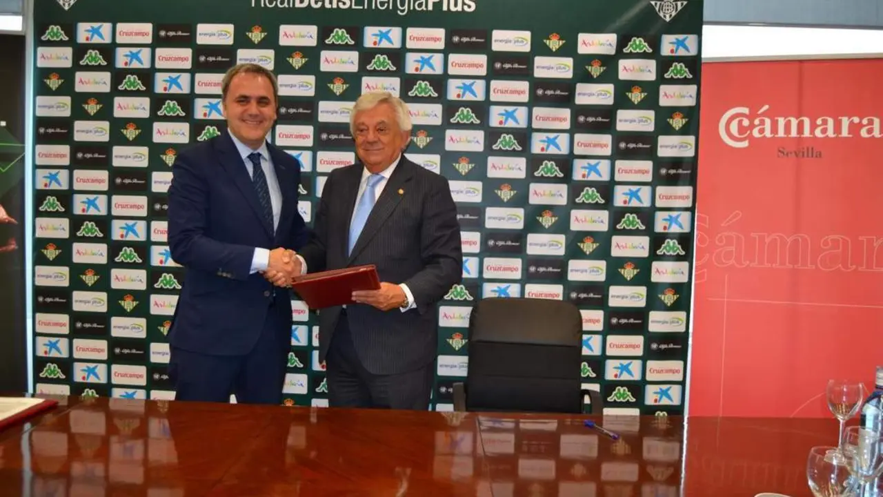 Firma del compromiso de renovaci&oacute;n. - C&aacute;mara de Comercio