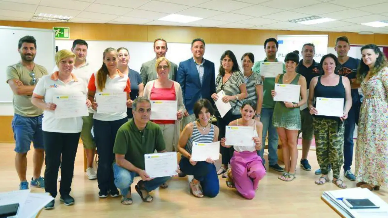Entrega de diplomas tras el curso. - Viva
