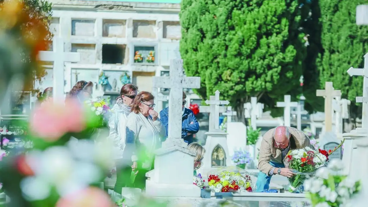 El cementerio de Jerez en esta jornada de Todos los Santos - Cristo Garc&iacute;a