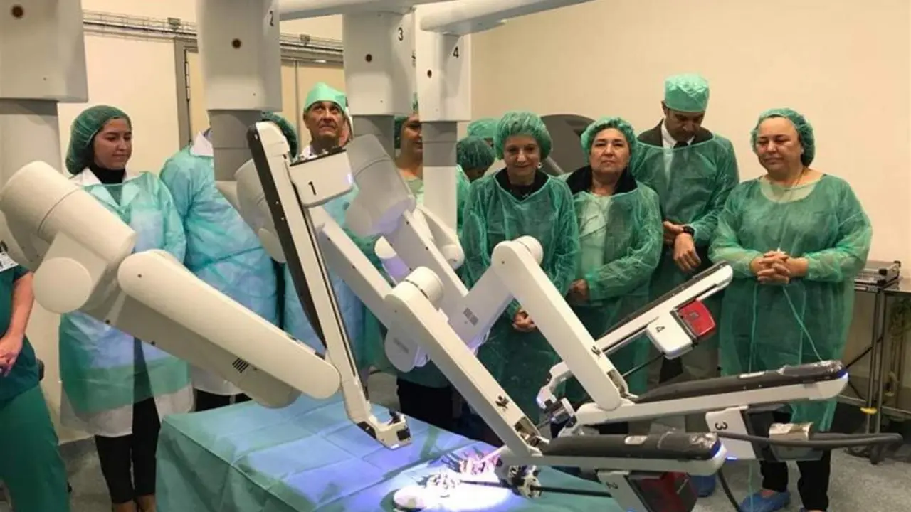 El nuevo robot junto al equipo m&eacute;dico. - VM.