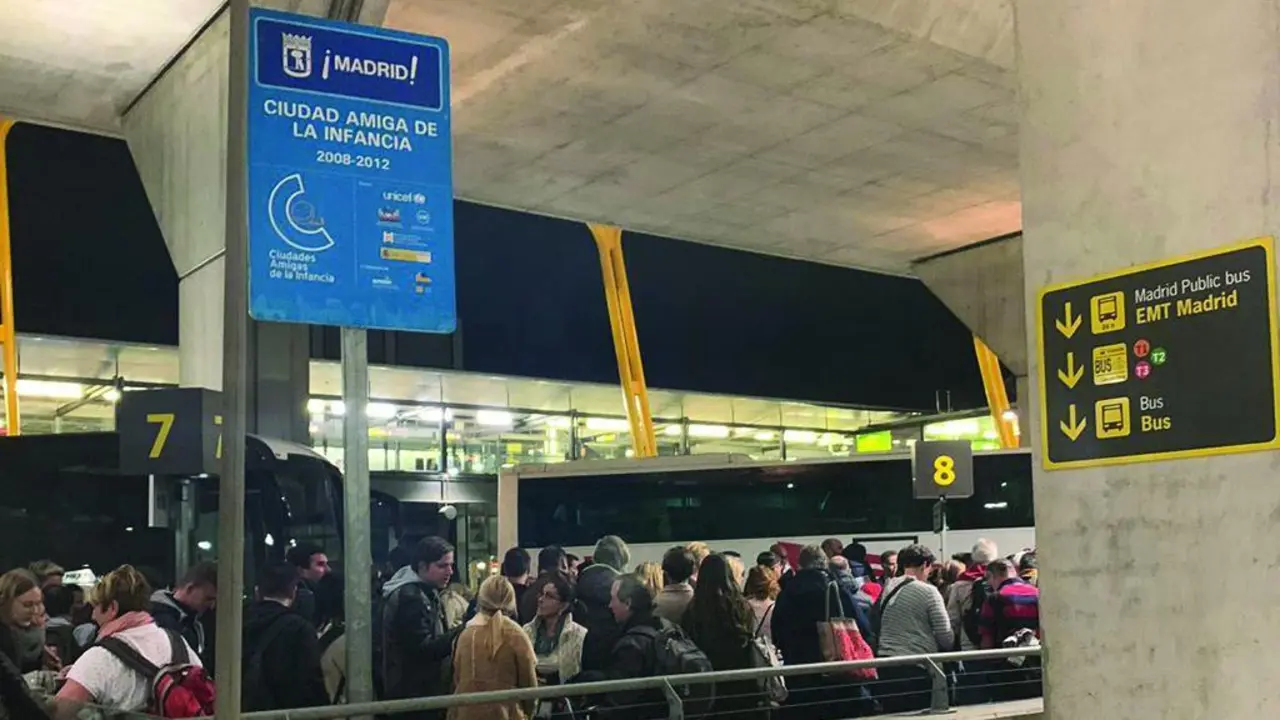 Los pasajeros esperando el autob&uacute;s que les llev&oacute; a un hotel cercano tras la incidencia. - Cedida
