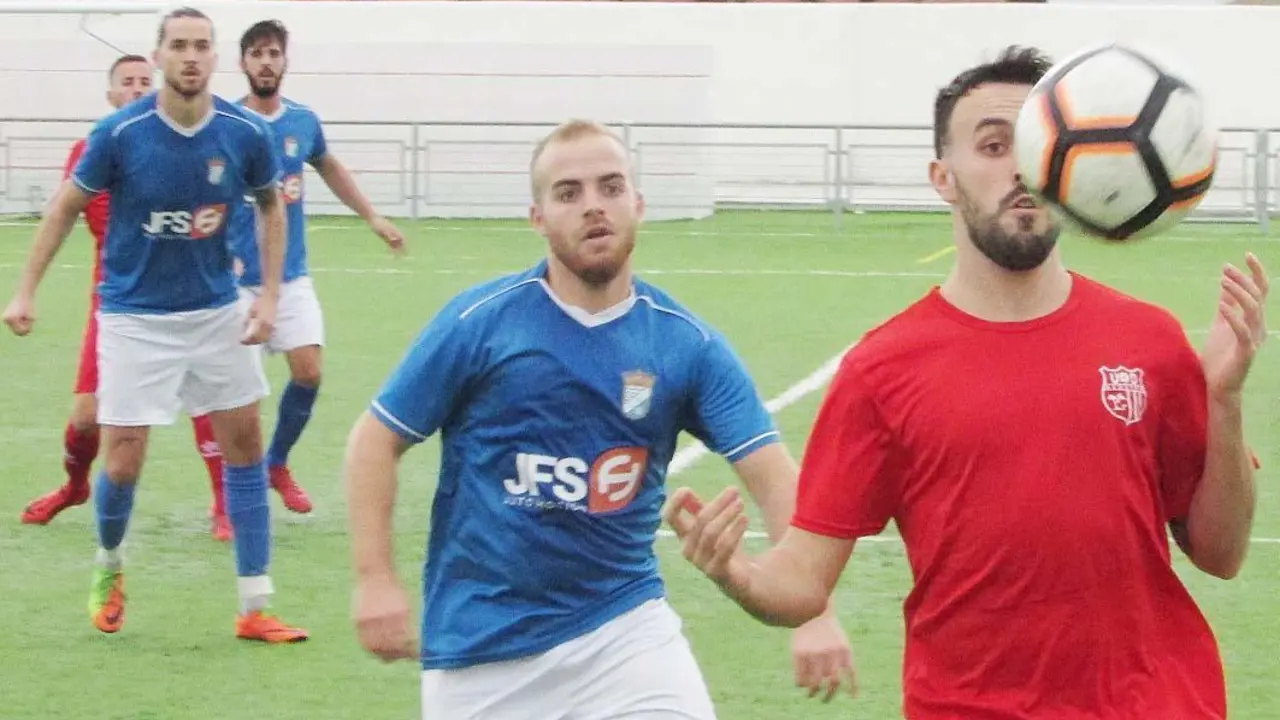 S&aacute;nchez no le quita ojo al bal&oacute;n en esta acci&oacute;n ante el Aficionados Xerecistas - Ra&uacute;l J. Bustillos