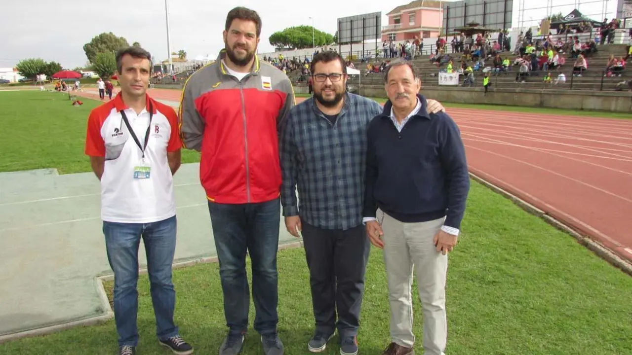 El atleta Borja Vivas presenci&oacute; las pruebas - Ra&uacute;l J. Bustillos