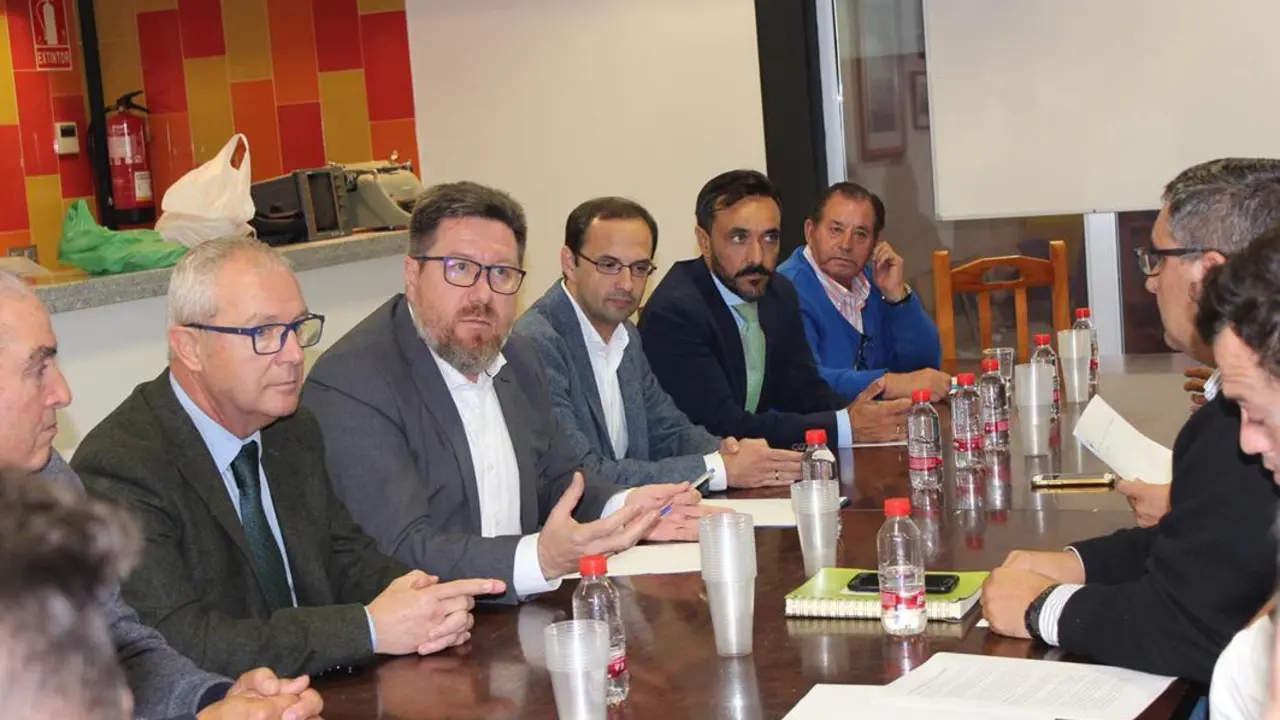 El alcalde, V&iacute;ctor Mora - en el centro- , presente en la reuni&oacute;n - A. I.