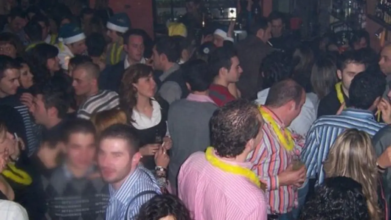 En una sala de fiesta celebrando una fiesta de cotill&oacute;n.  - Viva.