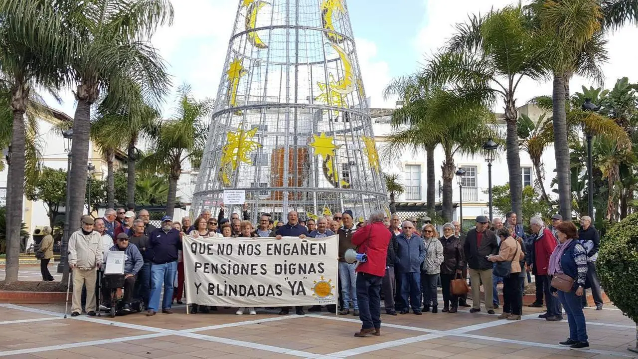 Foto ante el &aacute;rbol de Navidad de Peral - B. G. S. 