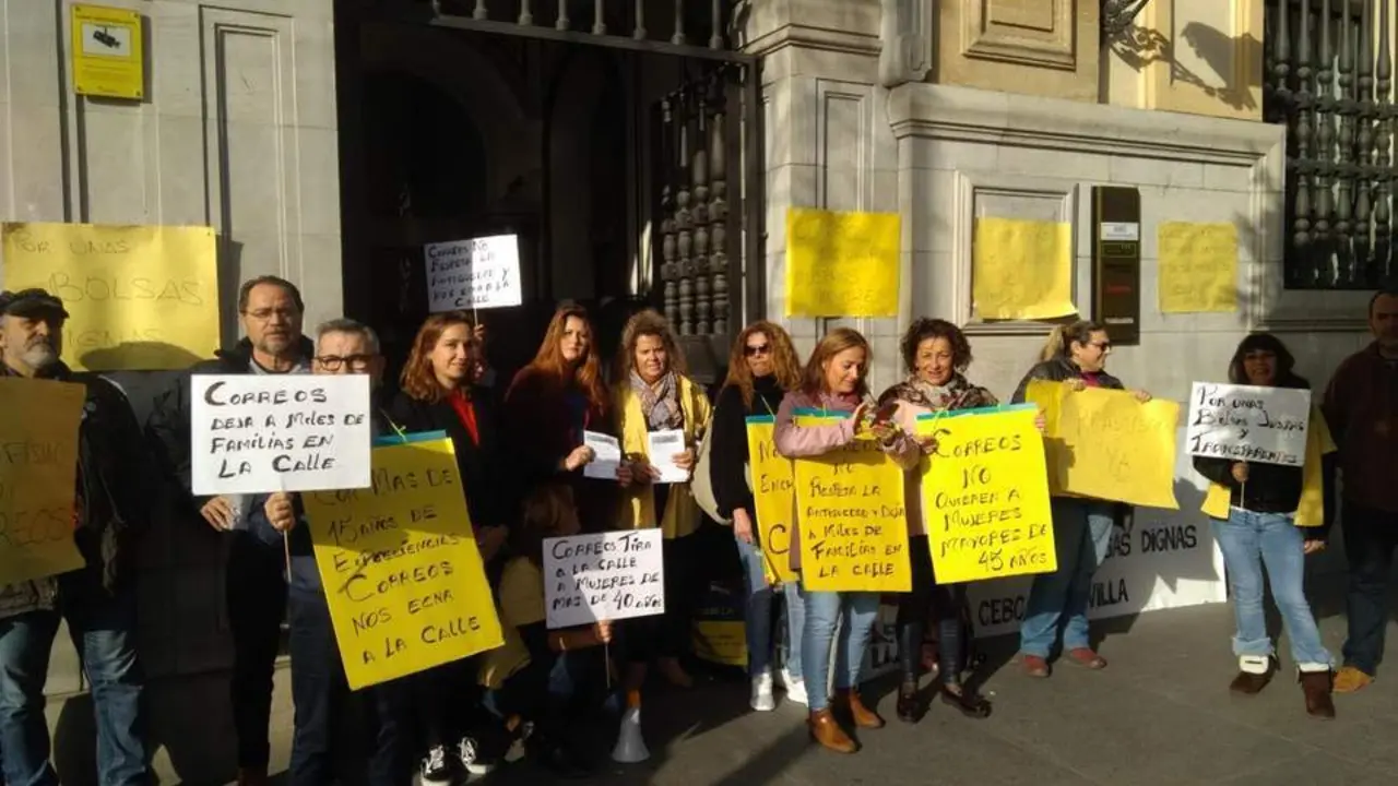 Susana Serrano con los trabajadores afectados de Correos. - PARTICIPA