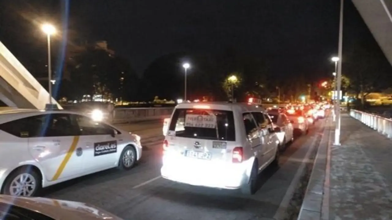 Protesta de taxistas en el Puente de la Barqueta. - EP