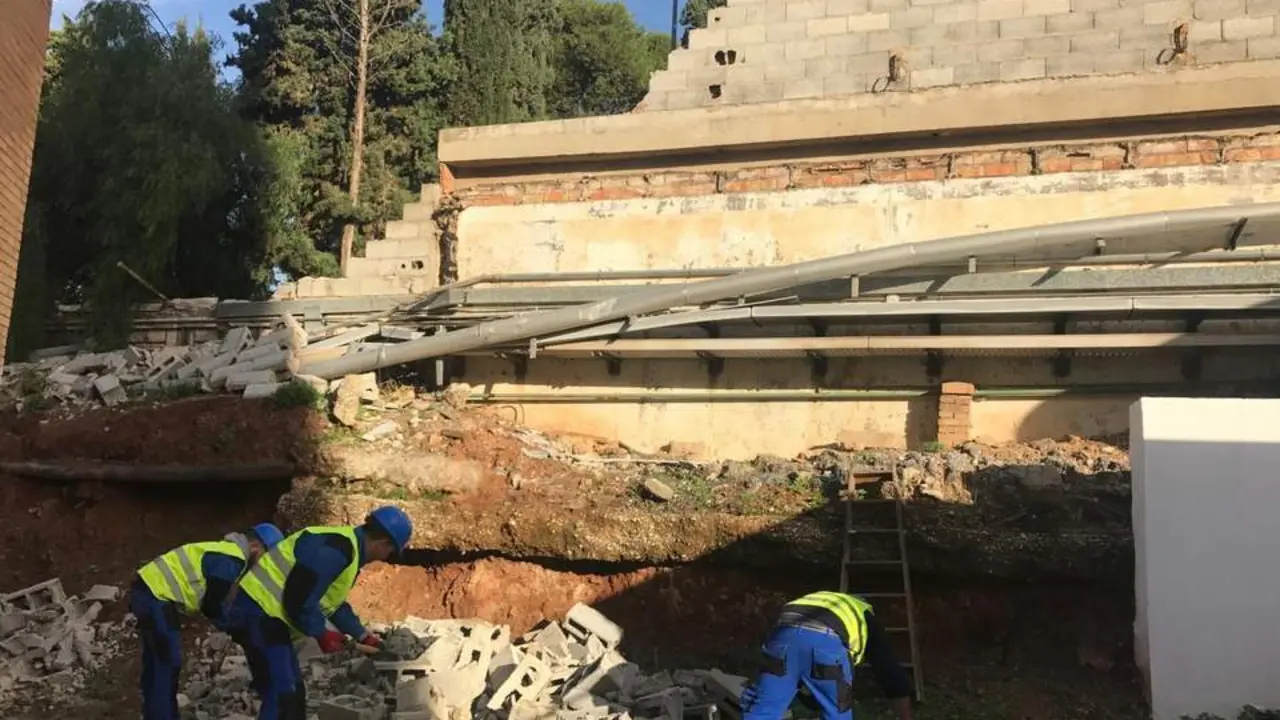 Trabajos de reparaci&oacute;n en el muro ca&iacute;do. - VM