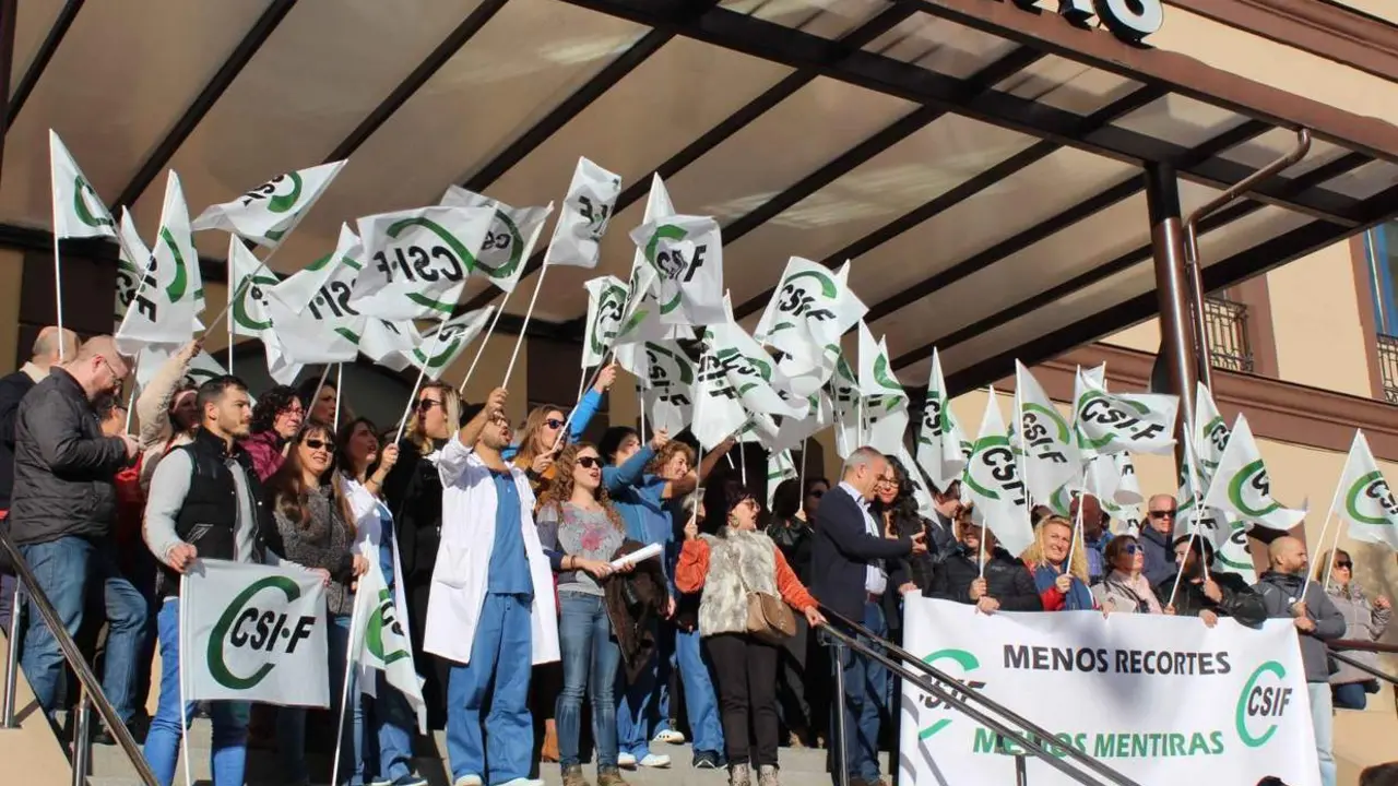 Concentraci&oacute;n a la puertas del Hospital Civil. - csif