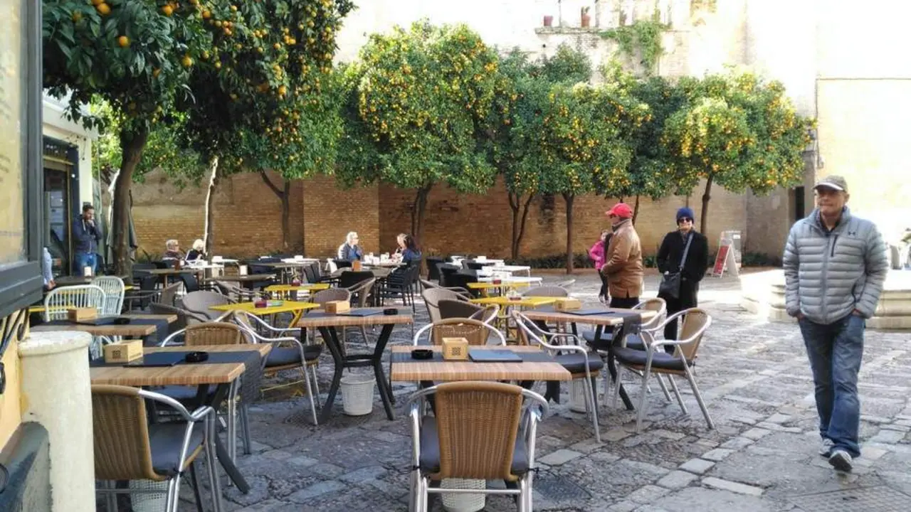 Un turista pasa junto a los veladores instalados en la Plaza de la Alianza. - MLV
