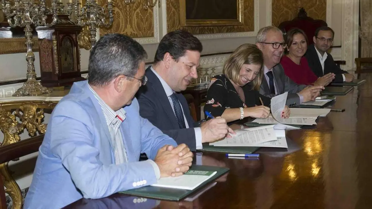 Firma acuerdos centro de salud. - Archivo.