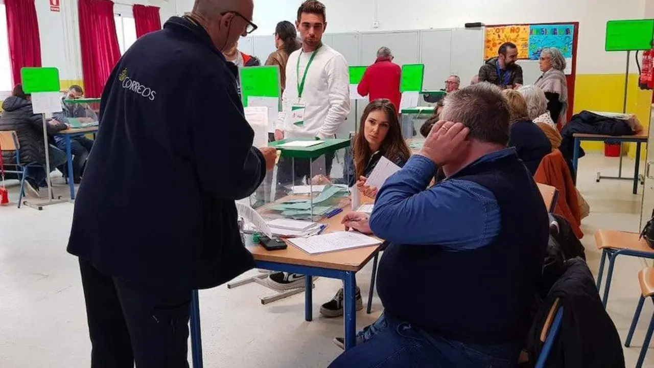 Un empleado de Correos entrega el voto por correo en el CEIP Santa &Aacute;ngela de la Cruz de Sevilla. - FERM&Iacute;N CABANILLAS/EFE