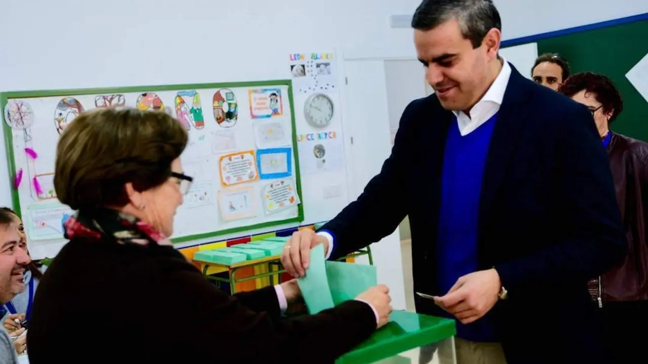 Pepe Ortiz votando. - PP