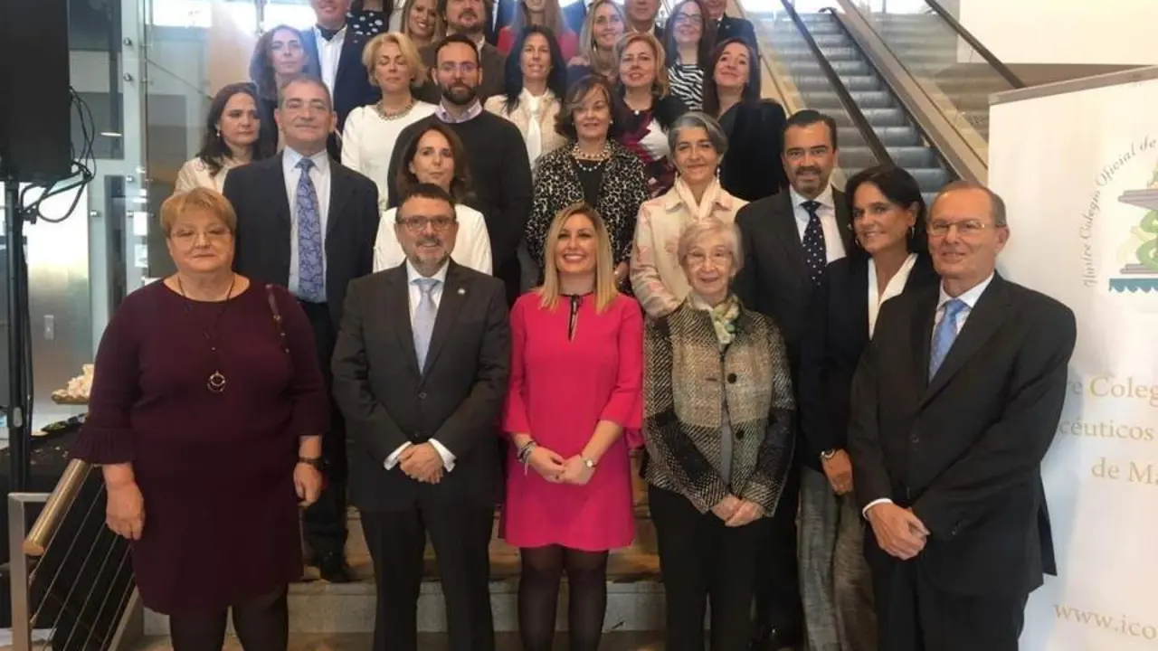 Foto de familia del colegio de Farmac&eacute;uticos. - icofma