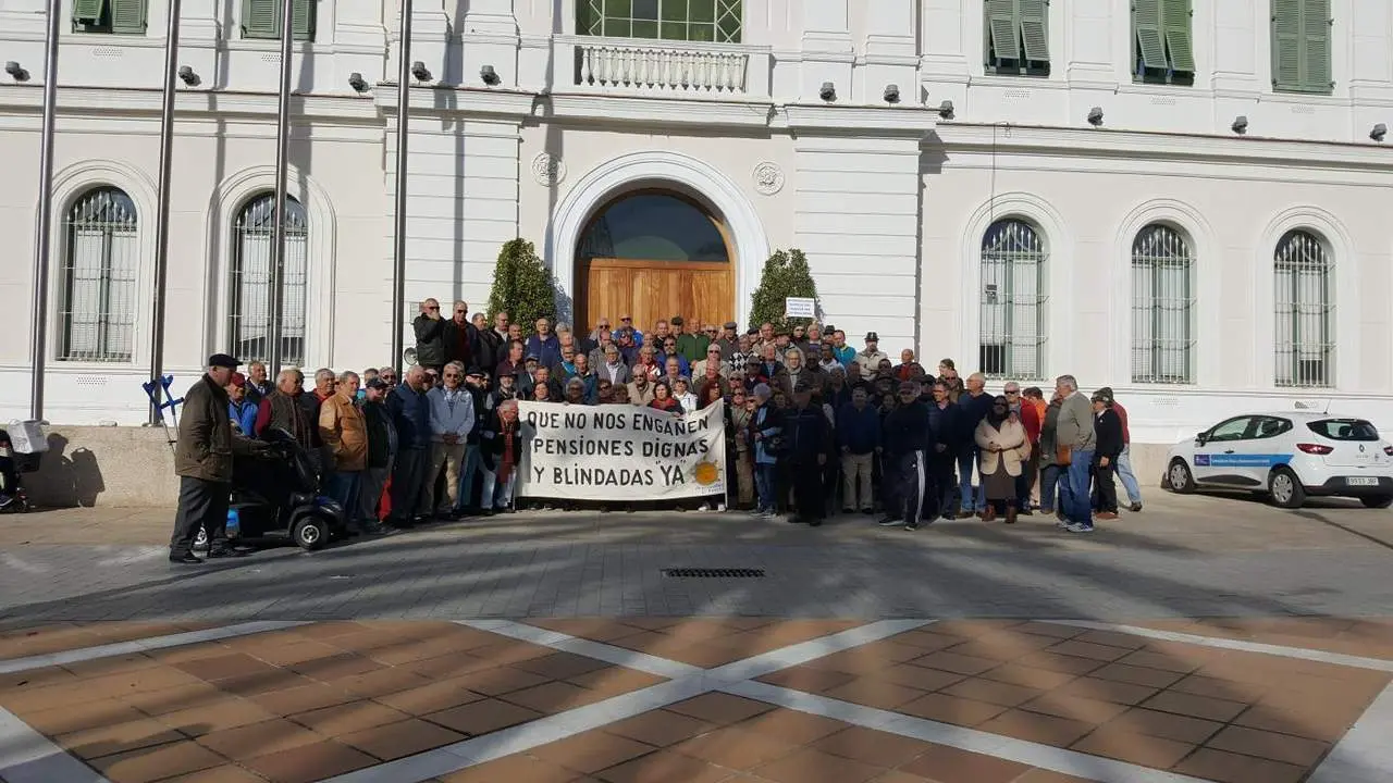 Foto de familia de los pensionistas en la plaza Peral - B. G. S. 
