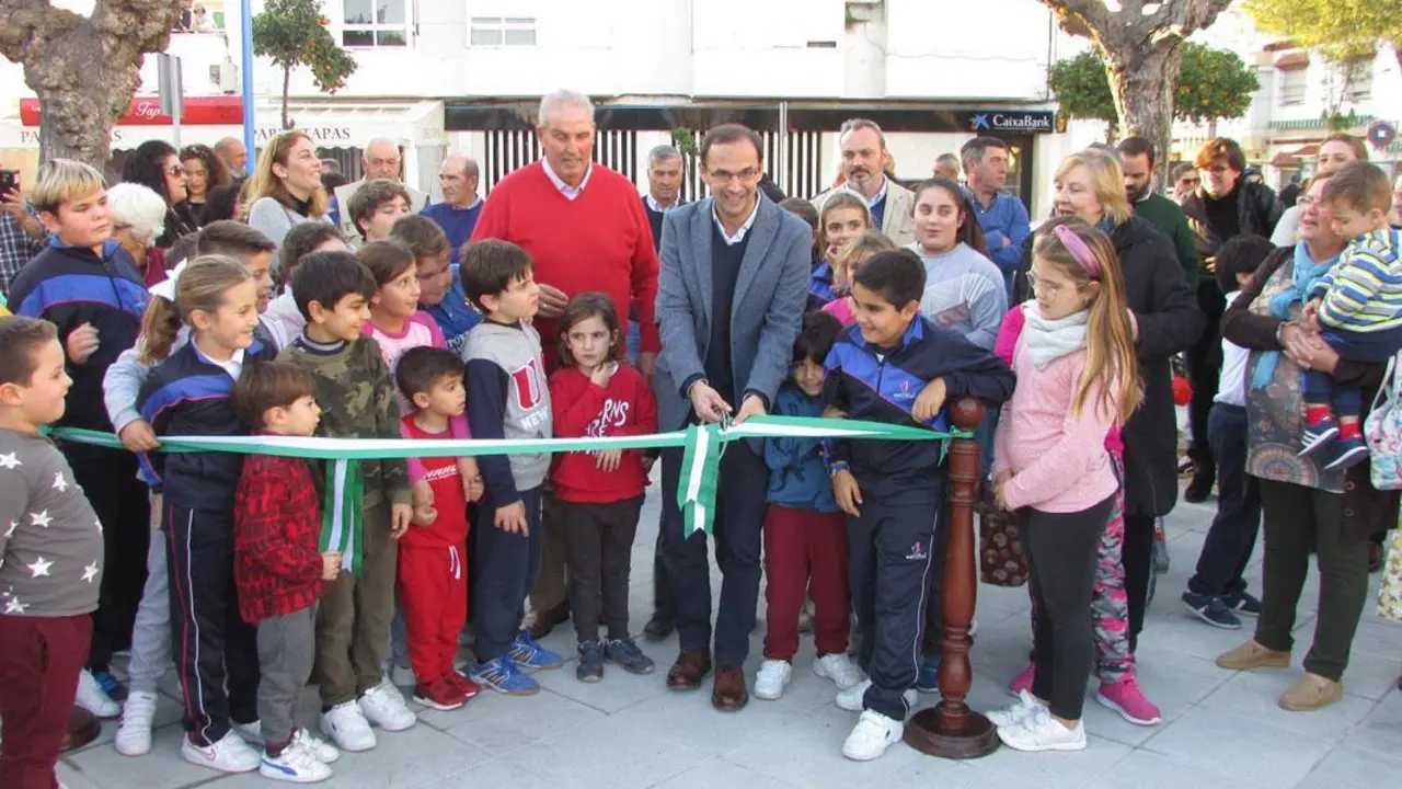 El alcalde, V&iacute;ctor Mora, en el corte de la inauguraci&oacute;n de la nueva Plaza Isabel La Cat&oacute;lica - Ra&uacute;l J. Bustillos