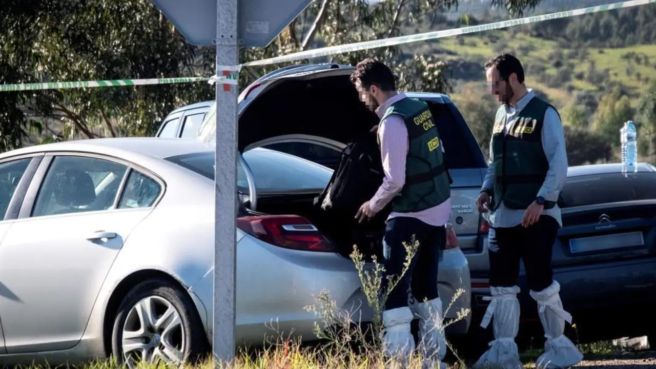 Agentes en la zona de El Campillo donde ha aparecido el cad&aacute;ver de Laura Luelmo. - VH