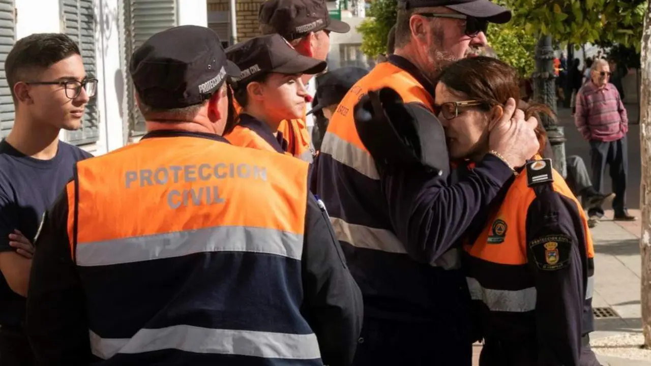 Miembros de Protecci&oacute;n Civil lloran al concocer la aparici&oacute;n del cad&aacute;ver. - EFE