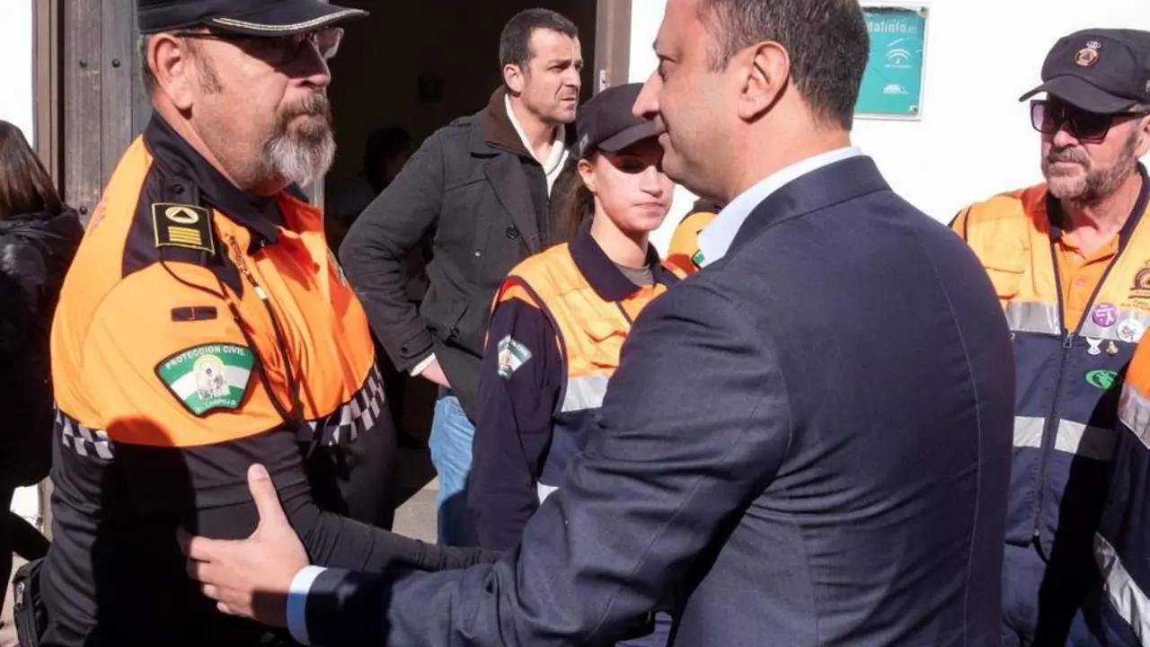 El delegado de Gobierno en Andaluc&iacute;a, Alfonso Rodr&iacute;guez G&oacute;mez de Celis, saluda a los miembros de Protecci&oacute;n Civil. - EFE