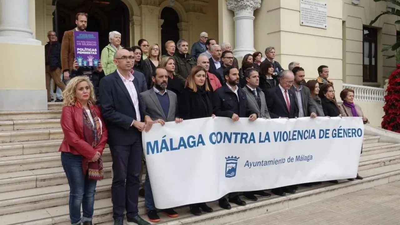 Imagen durante el minuto de silencio de la corporaci&oacute;n municipal. - vm