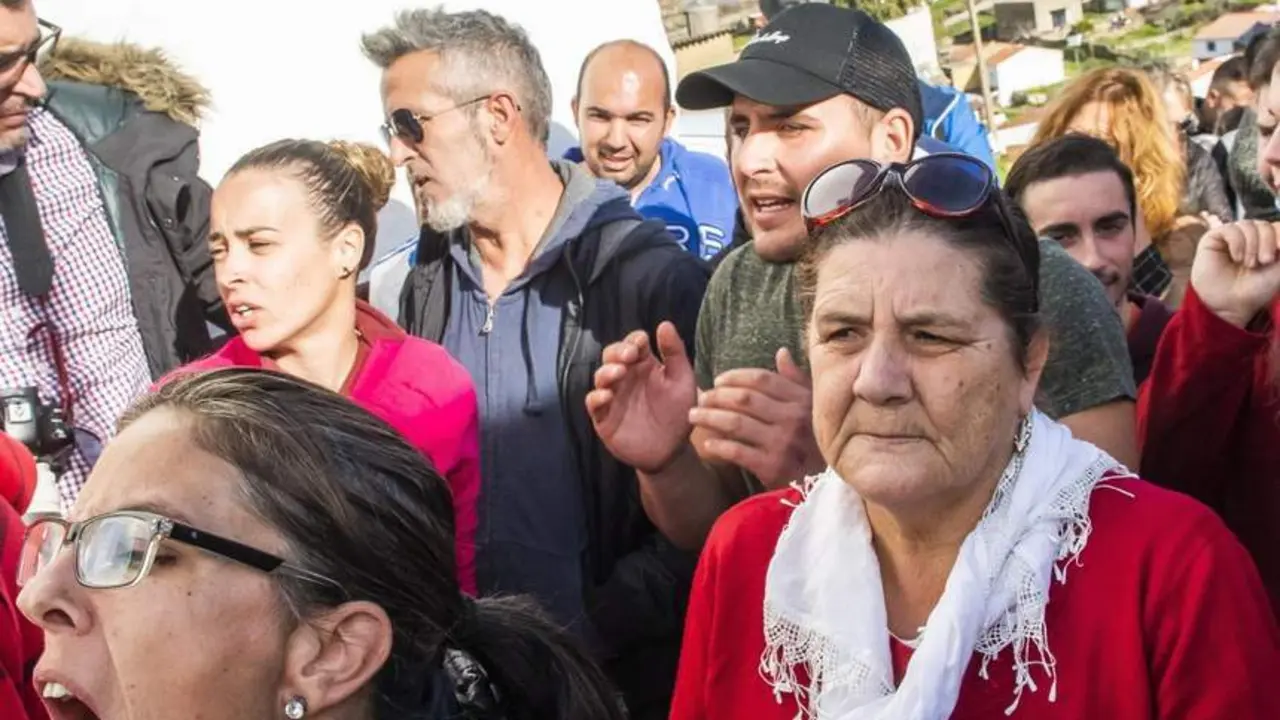 Vecinos de El Campillo increpan a Bernardo Montoya. - EFE
