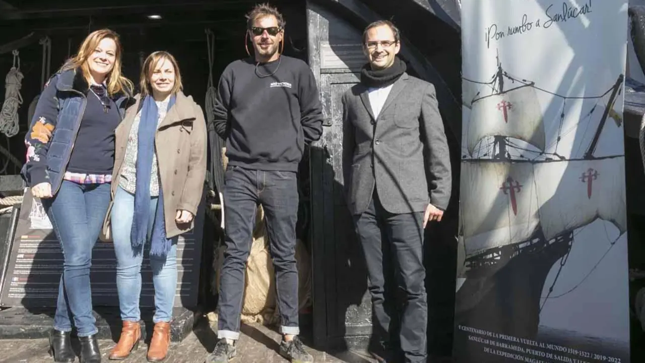 Roc&iacute;o Sumariva, Inmaculada Mu&ntilde;oz y V&iacute;ctor Mora visitaron la Nao Victoria - A. I.