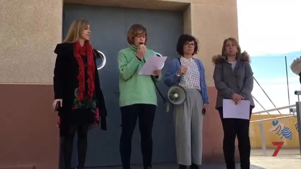 Alumnos y profesores del IES Tom&aacute;s Hormigo recuerdan a Laura Luelmo