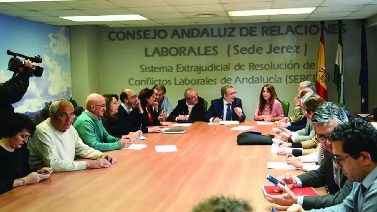 Una imagen de archivo de P&eacute;rez, con representantes de los sindicatos en el Sercla.  - Cedida
