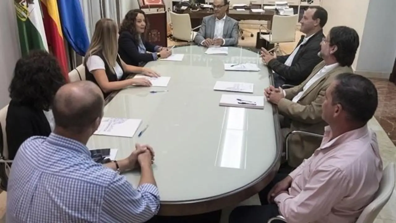 Ignacio Caraballo y usuarios del Vivero Provincial de Empresas de Huelva. - VH