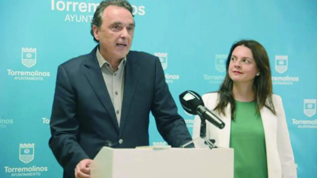 El alcalde de Torremolinos, Jos&eacute; Ortiz, junto a la edil de Hacienda, Maribel Toc&oacute;n. - ROHU