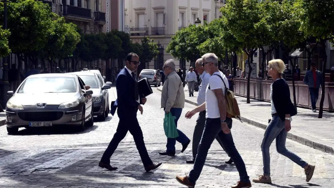 Peatones cruzan en el inicio de la calle Larga - Viva