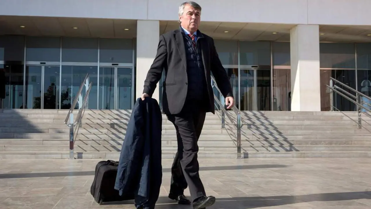 El abogado del acusado Agust&iacute;n Mart&iacute;nez Becerra, conocido por llevar la defensa de la Manada, a su salida del juicio ayer. - efe