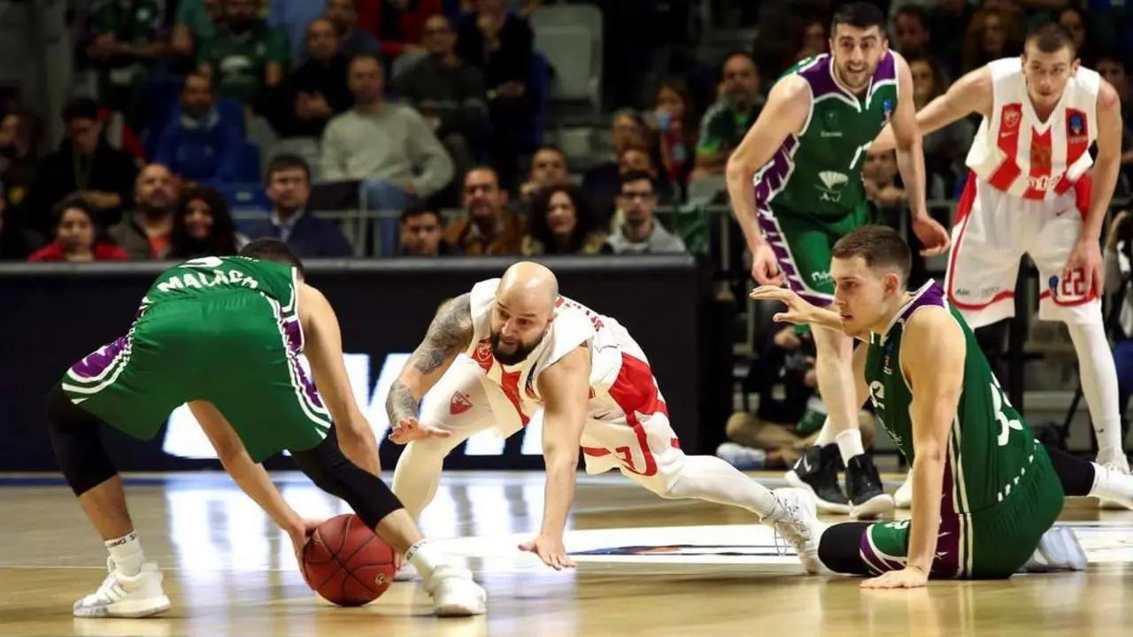 El escolta del Unicaja Jaime Fern&aacute;ndez lucha por el bal&oacute;n. - efe