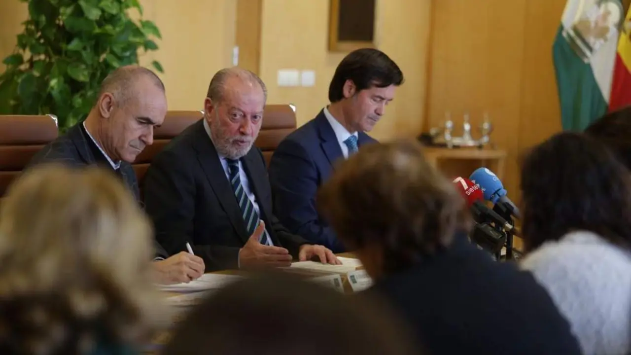 Miguel Rus, presidente de la CES, junto a Antonio Mu&ntilde;oz y Fernando Rodr&iacute;guez Villalobos. - DIPUTACI&Oacute;N