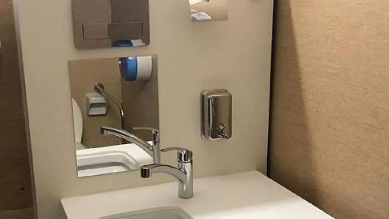 Ba&ntilde;o adaptrado a ostom&iacute;as. - AI