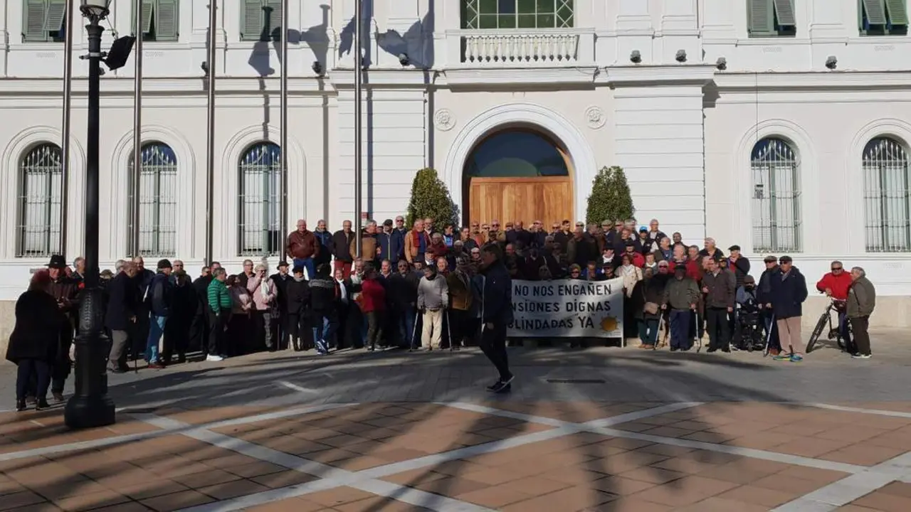 La foto de familia de los pensionistas en Peral - B. G. S. 