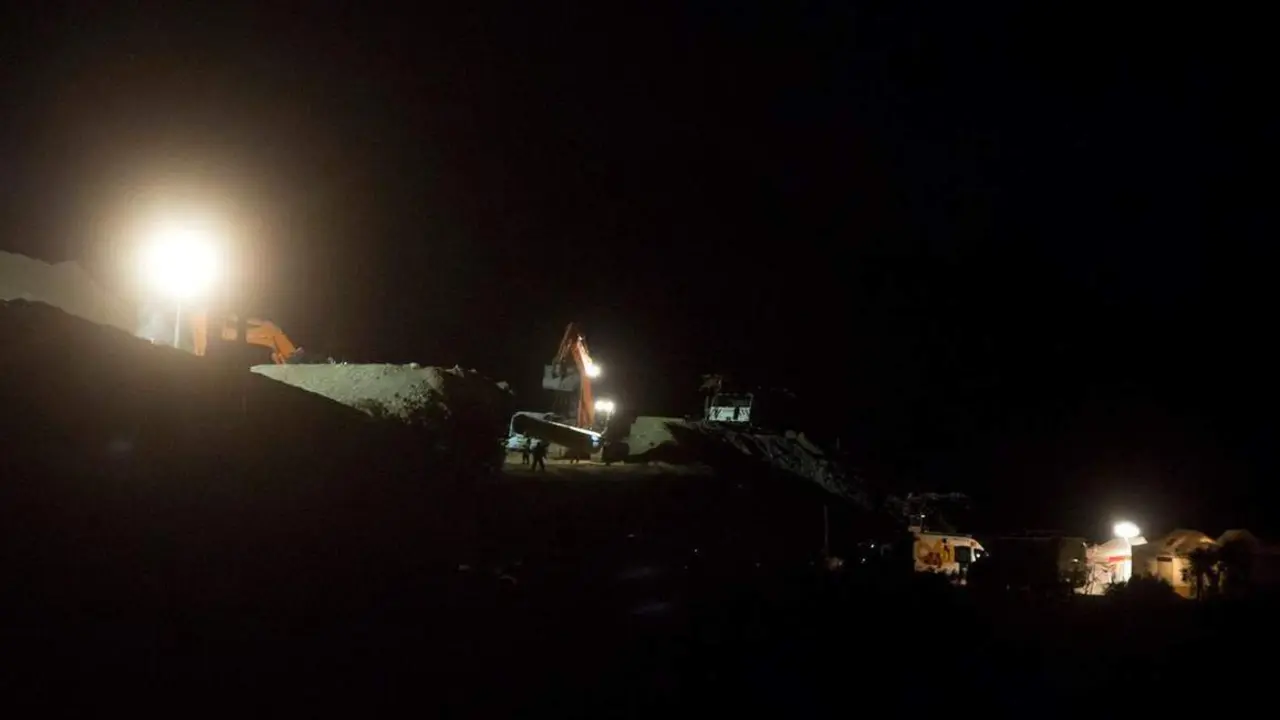 Tras una larga noche de trabajo. - EFE/Daniel P&eacute;rez