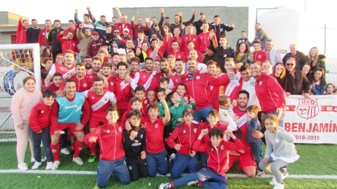 La UD Algaida celebr&oacute; el triunfo con numerosos aficionados del club - Ra&uacute;l J. Bustillos