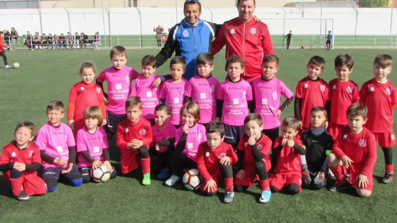 El equipo beb&eacute; de la Escuela de la Divina posa con el de la UD Algaida - Ra&uacute;l J. Bustillos