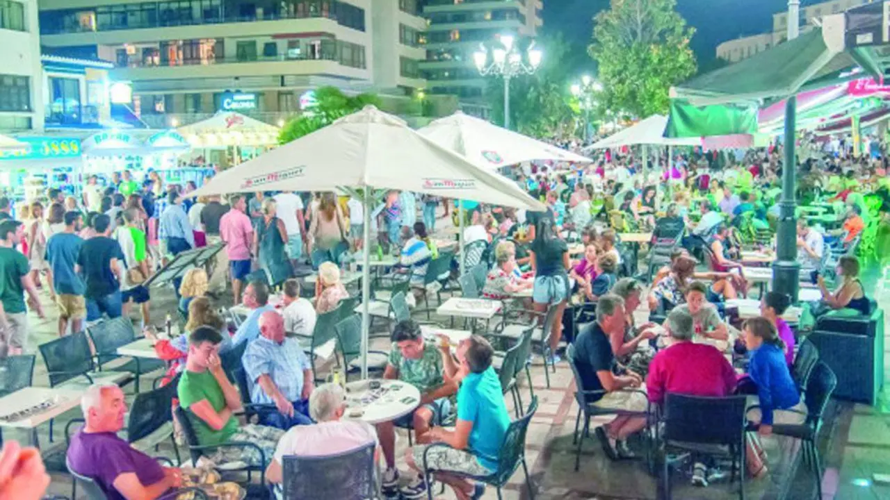 Ambiente nocturno en la plaza de La Nogalera. - ROHU
