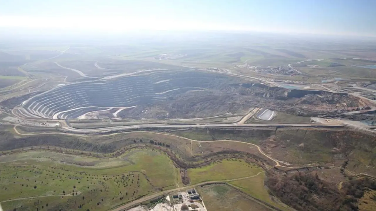 La mina tras el derrumbe del talud. - Ecologistas