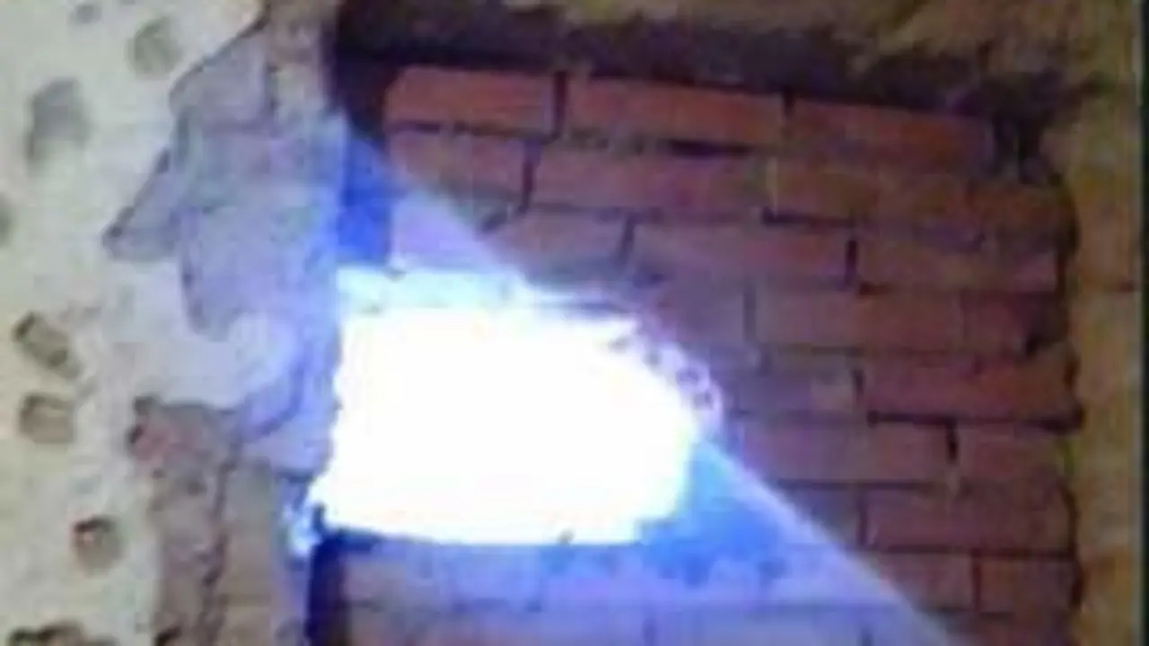 Le hace un boquete a la pared de su vecina para robarle
