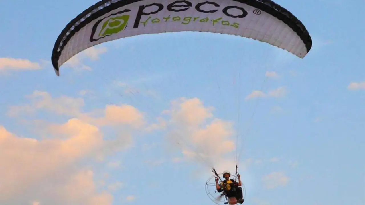 Un paramotor. - EP