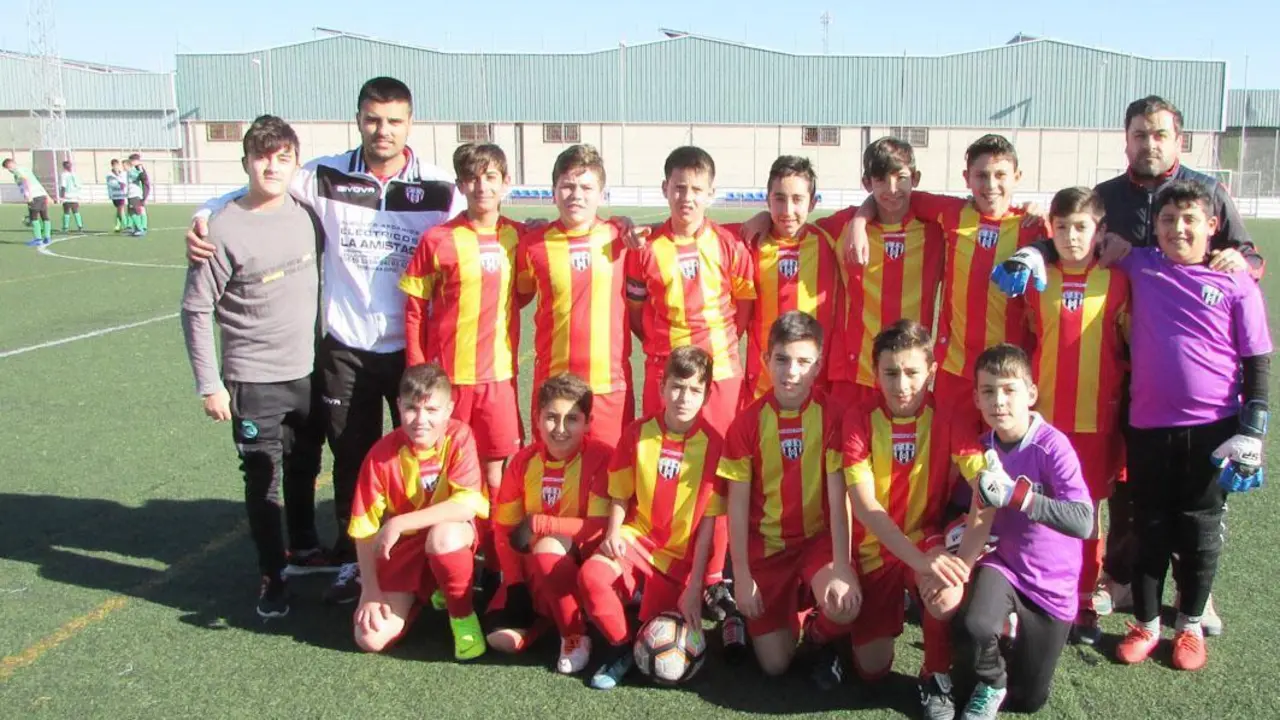 El equipo infantil A de la Juventud Sanluque&ntilde;a antes del partido - Ra&uacute;l J. Bustillos