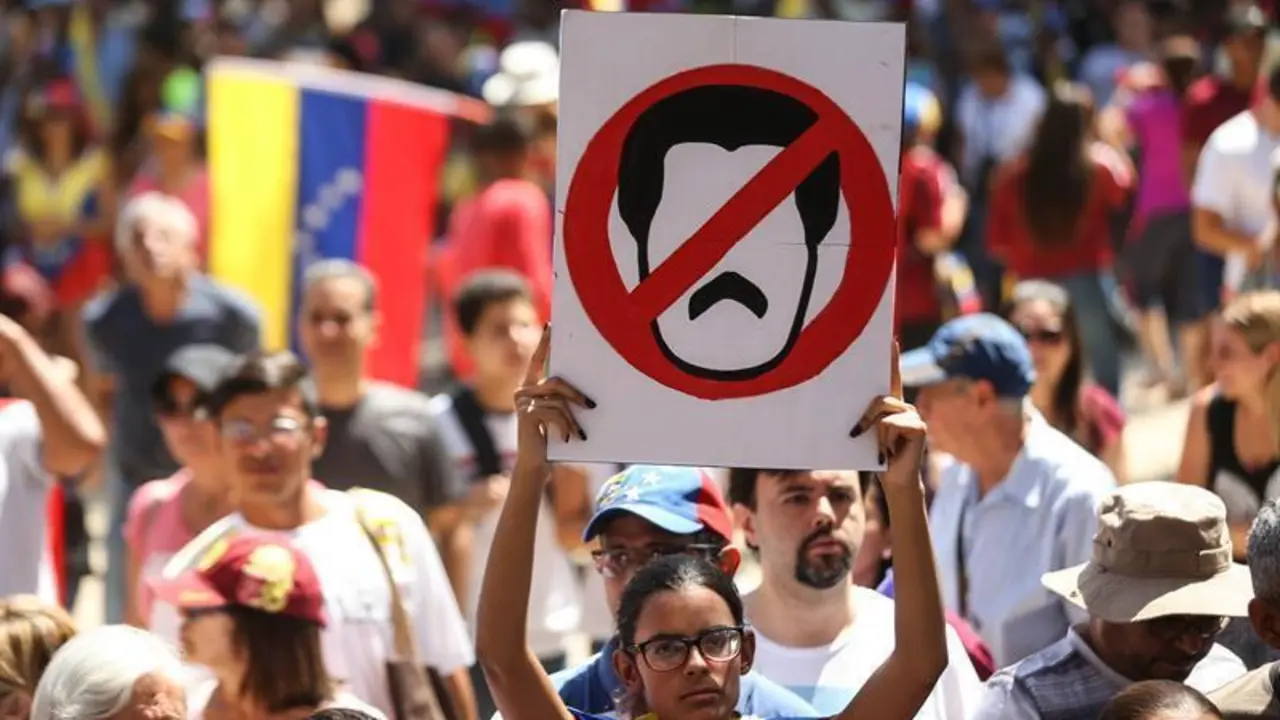 Guaid&oacute; exhibe m&uacute;sculo en las calles en su primera gran convocatoria