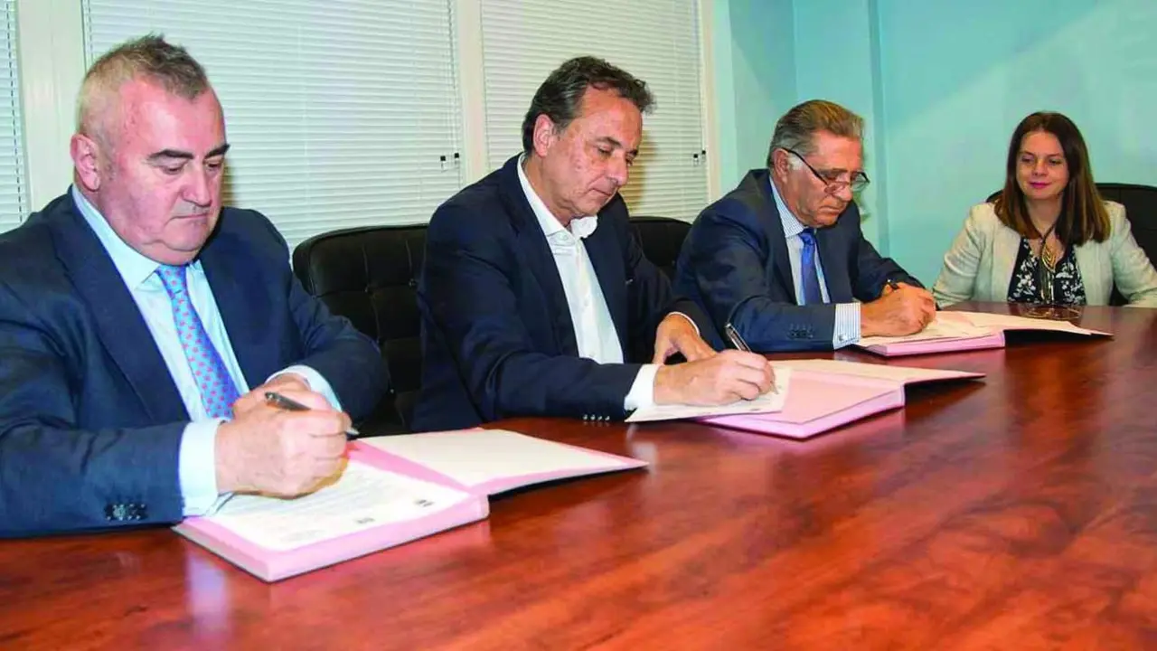 Firma del convenio. - V.M.