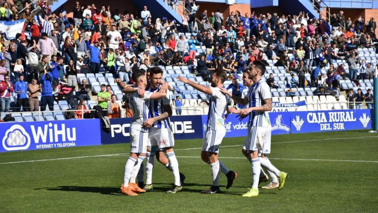 Jugadores celebran un gol en el partido ante el Murcia. - TENOR